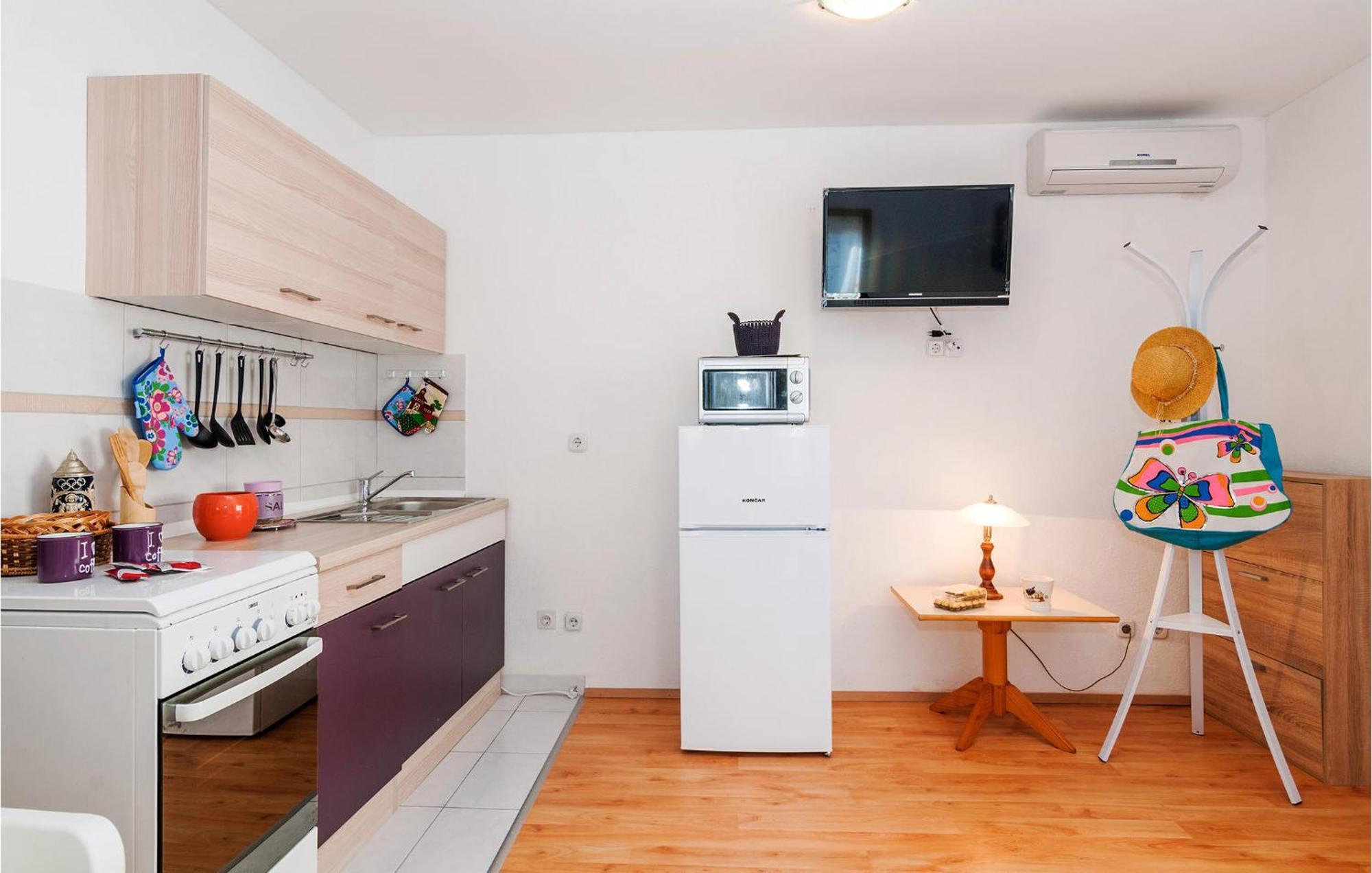 Nice Apartment In Vinjerac With Kitchen 外观 照片